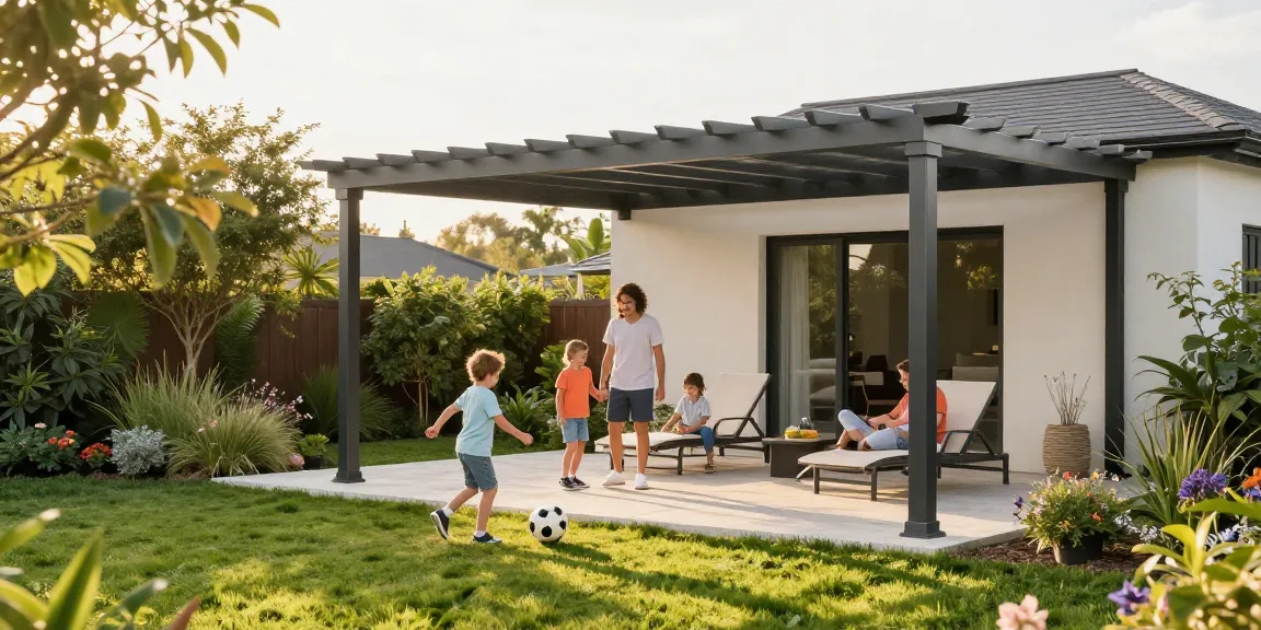 Moderne Terrassenüberdachungen in sonniger Gartenlandschaft mit Familie, die entspannen und spielen